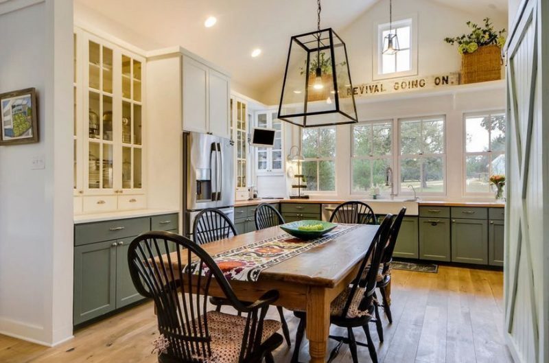 Kitchen Design with Table in Middle