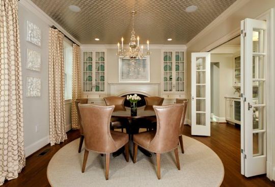 How to Decorate a Dining Room Table