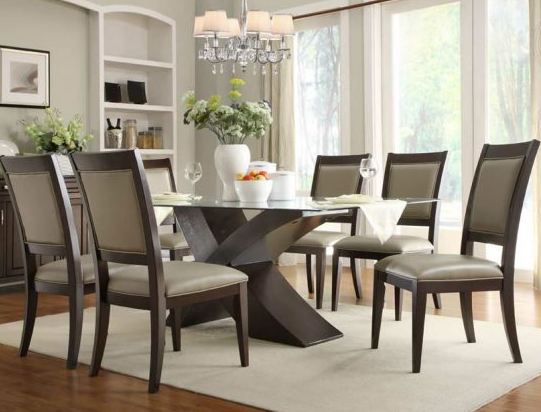 How to Decorate a Dining Room Table