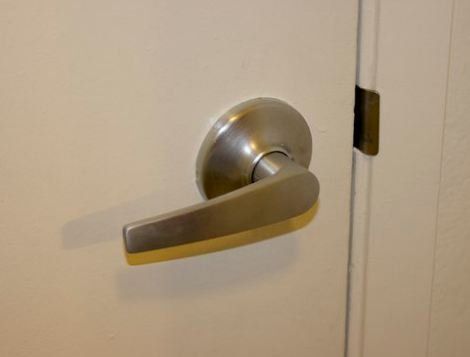 How to Remove Bedroom Door Knob without Screws