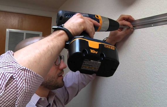 How to Hanging a Heavy Mirror on Drywall